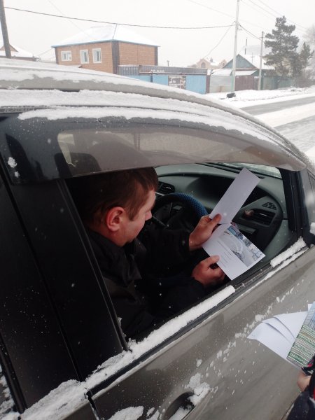 Госавтоинспекторы Белогорска провели для водителей города импровизированный экзамен «Безопасная дорога»