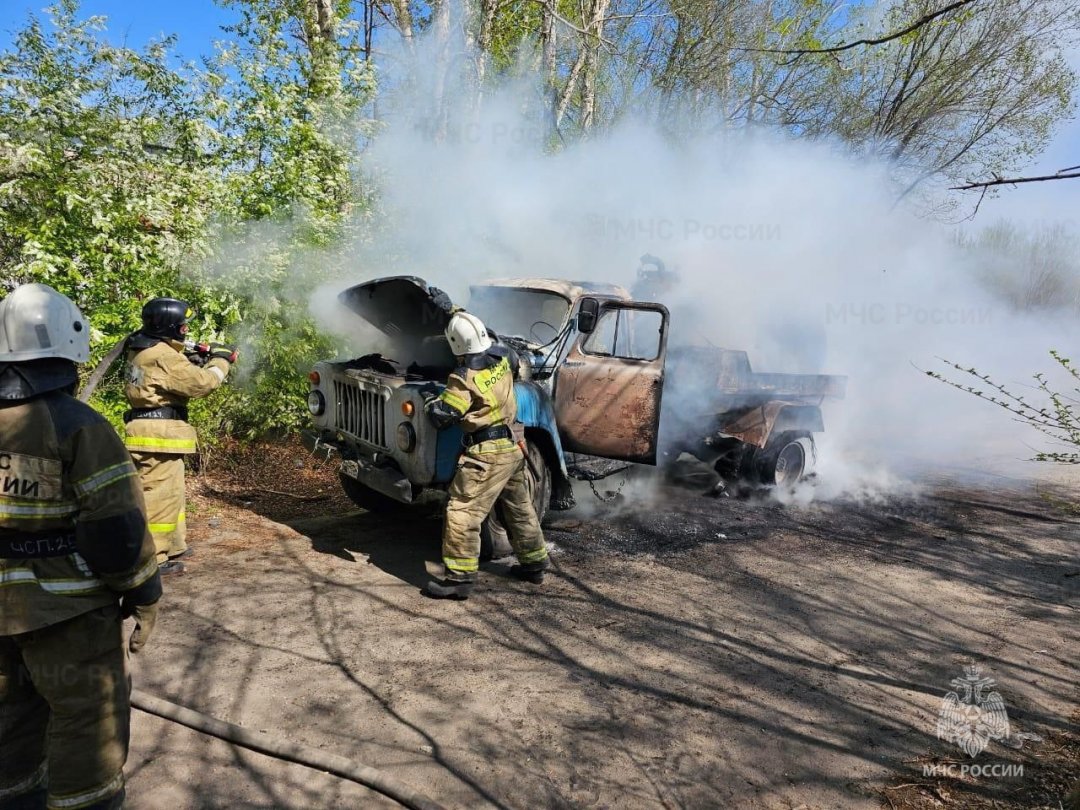 В г. Белогорске  огнеборцы ликвидировали возгорание грузового  автомобиля