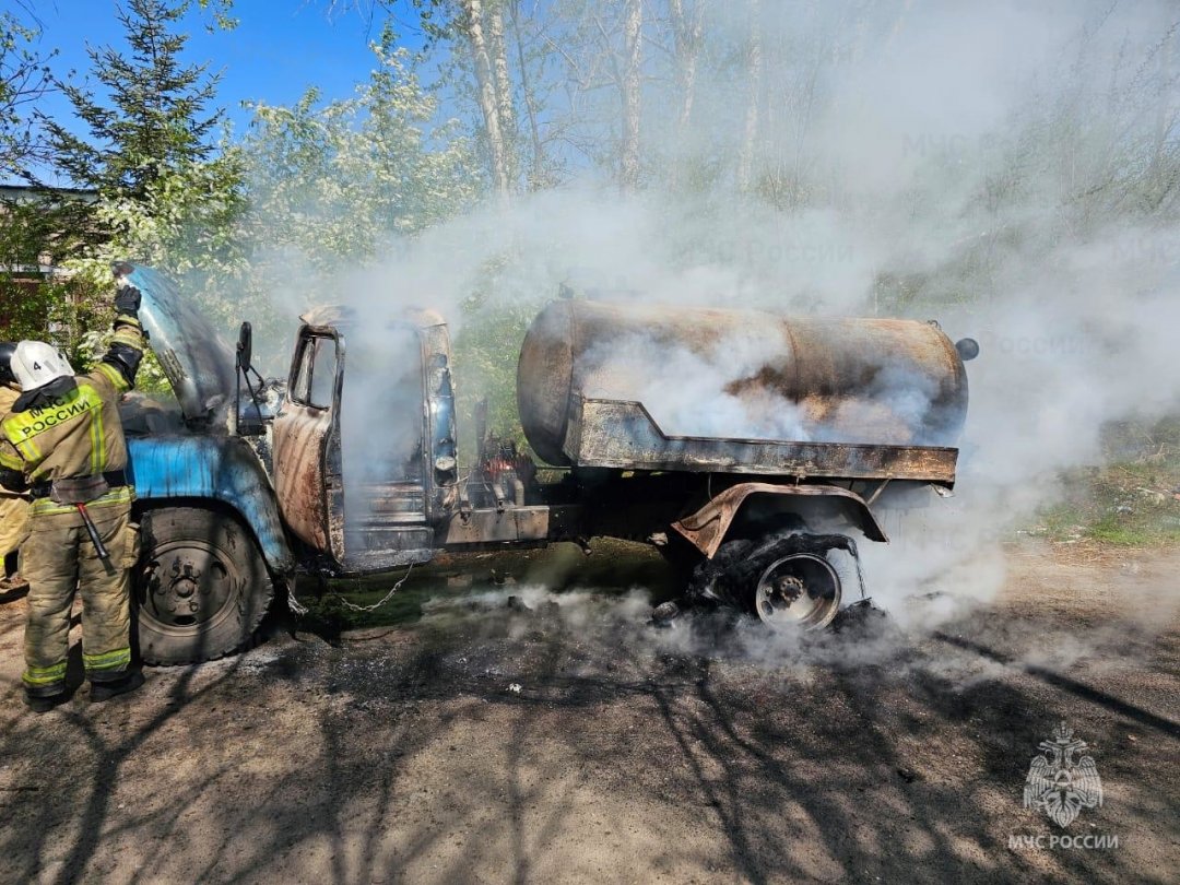 В г. Белогорске  огнеборцы ликвидировали возгорание грузового  автомобиля