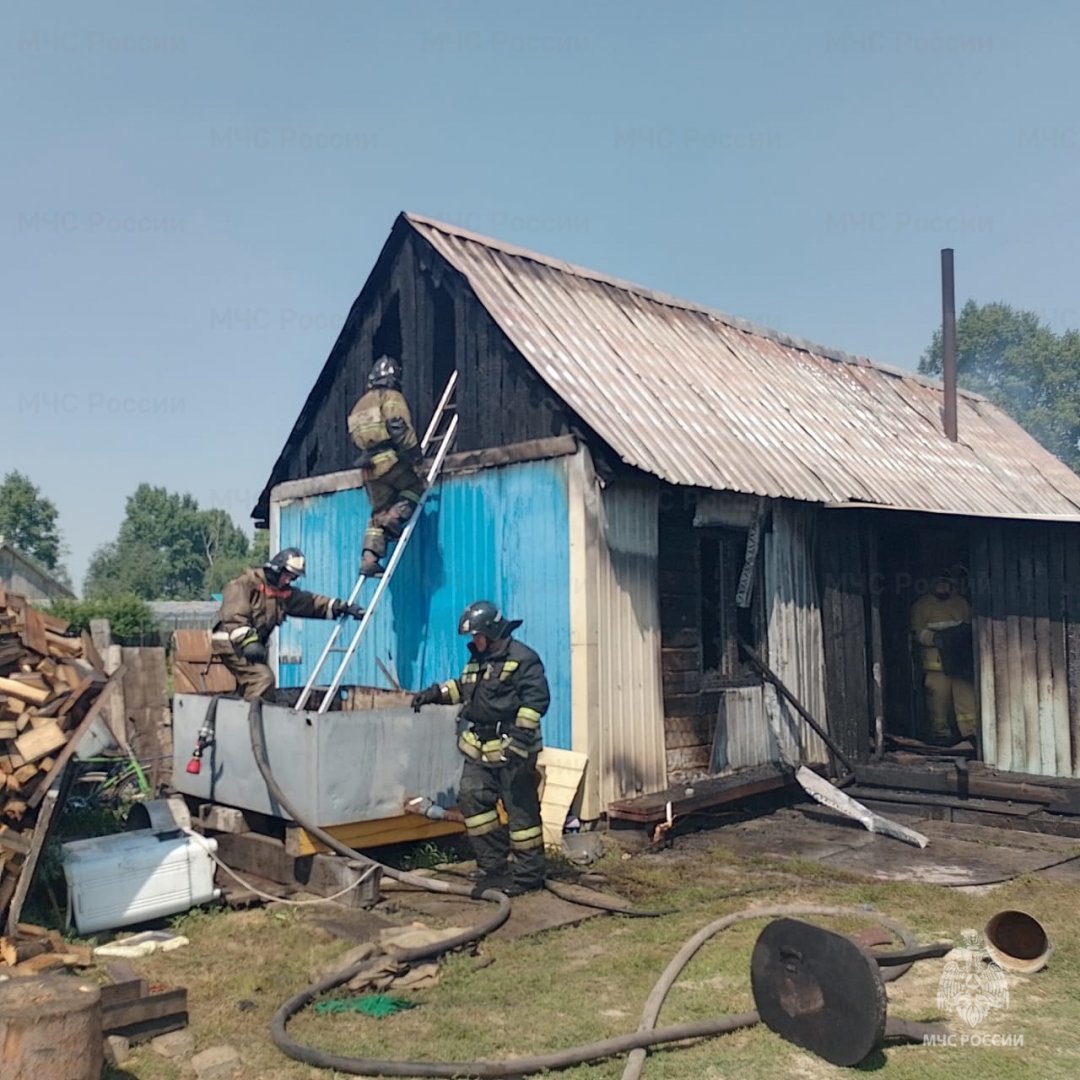 Огнеборцы г. Белогорска ликвидировали пожар на частном подворье