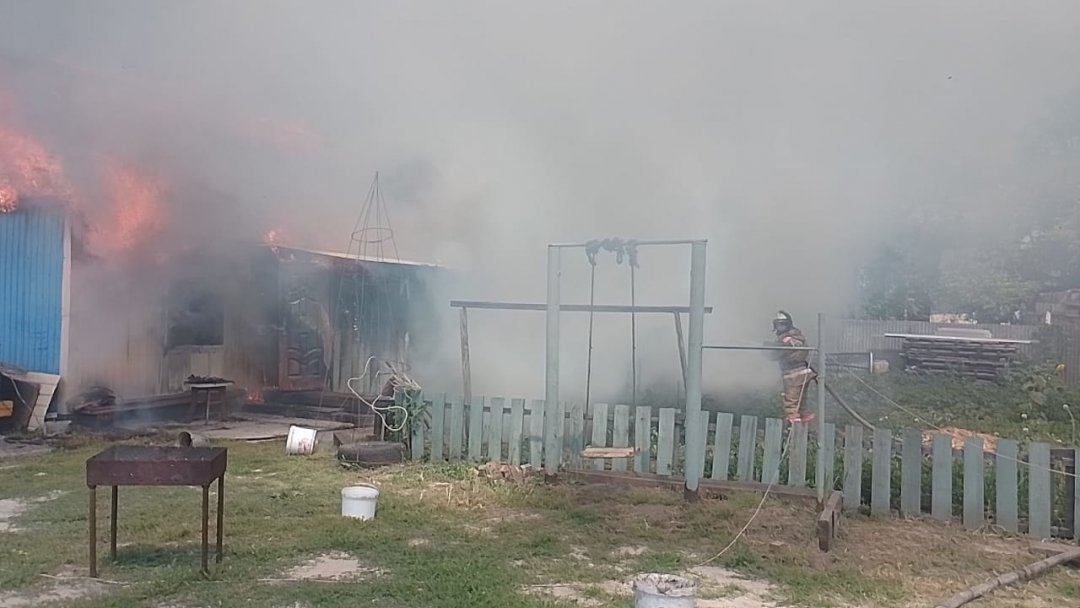 Огнеборцы г. Белогорска ликвидировали пожар на частном подворье