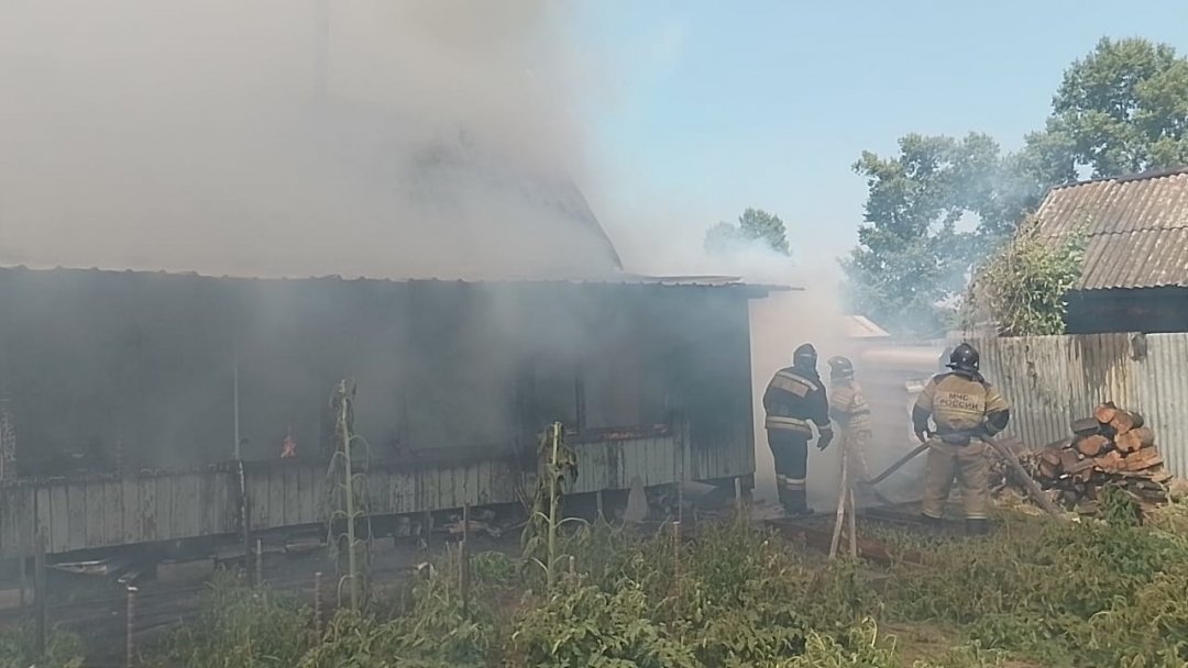 Огнеборцы г. Белогорска ликвидировали пожар на частном подворье